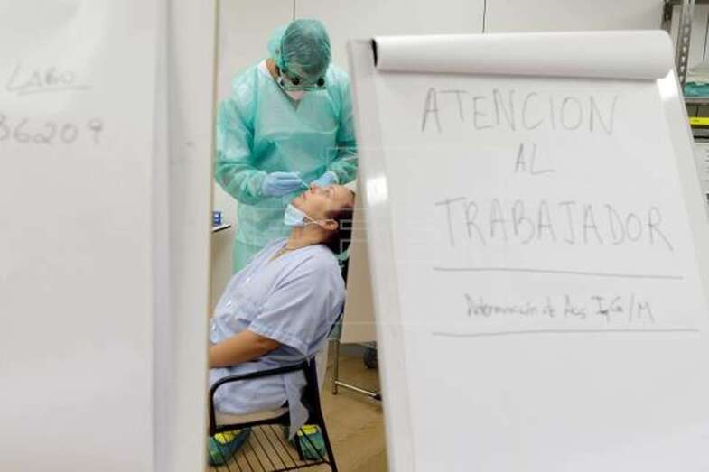 Personal sanitario del Hospital Universitario de Canarias se realiza pruebas por Covid-19 / EFE Ramón de la Rocha